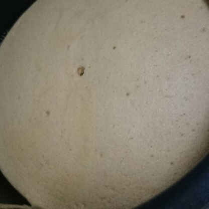 ふわふわなシフォンケーキが、炊飯器のスイッチひとつで出来上がり。材料も混ぜるだけなので簡単でした。お砂糖が白じゃないから、我が家はうっすら小麦色です。